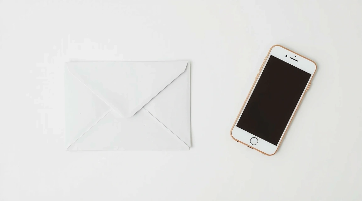 Конверт и телефон рядом с юридическим текстом, символизирующие контактную информацию.